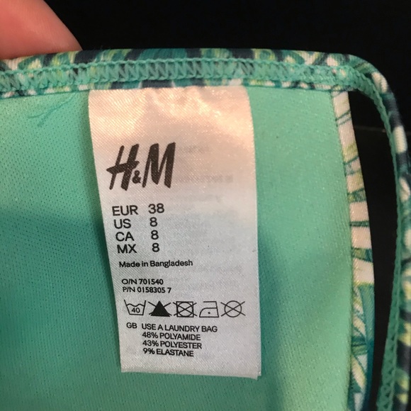 H & M Hawaiian bikini top. - Picture 2 of 4